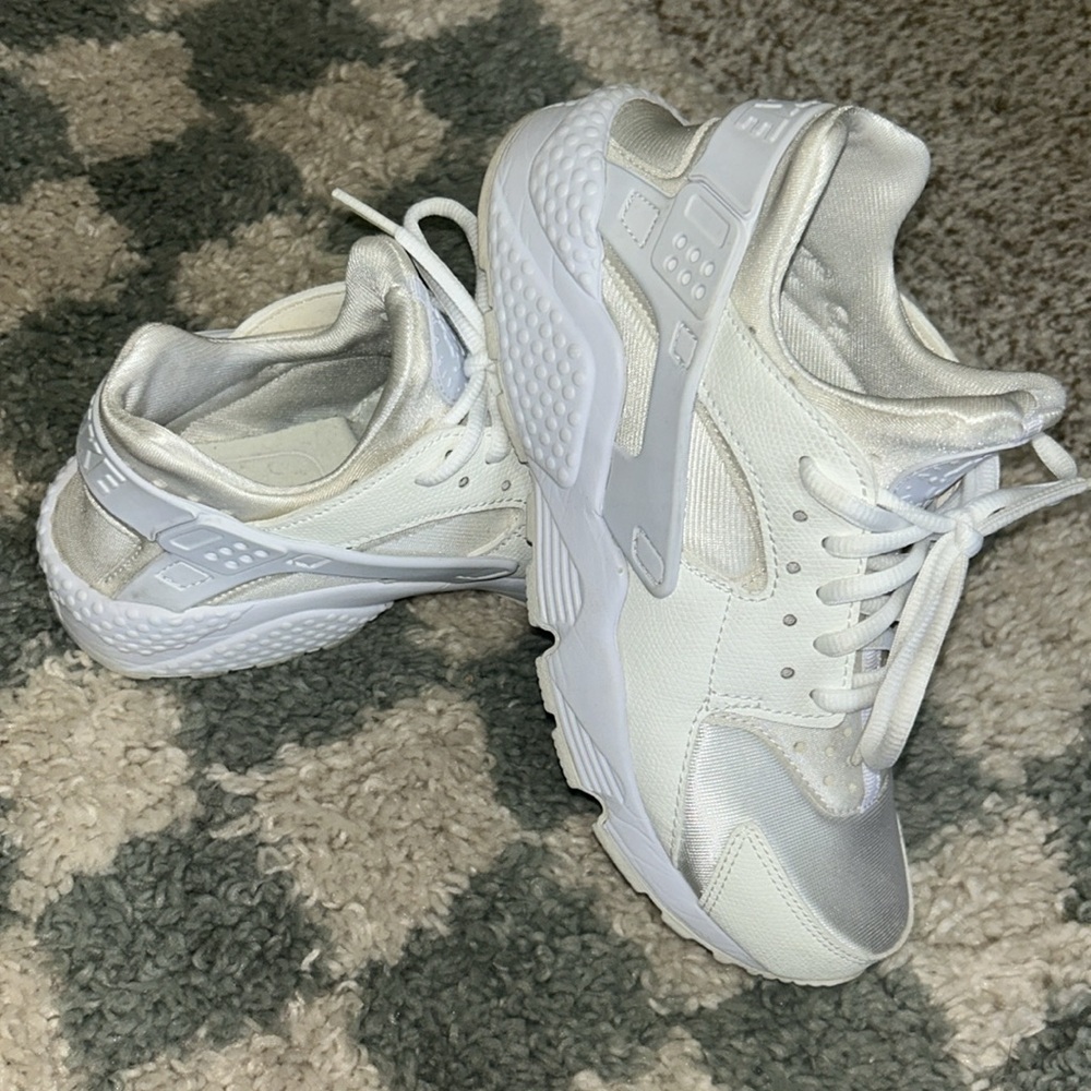 Nike Air Huarache Crème & White Sneakers